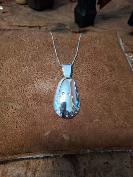 Halsband av silverbestick
