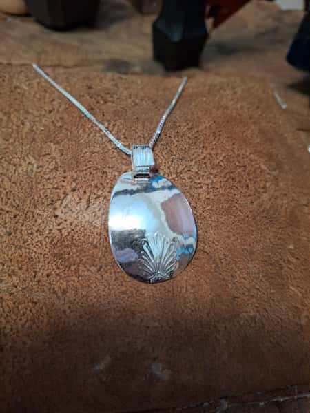 Halsband av silverbestick