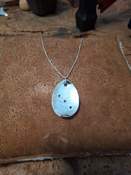 Halsband av silverbestick