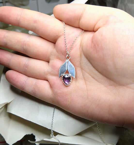 halsband med lila spinell