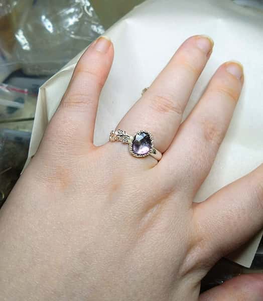 ring med lila spinell