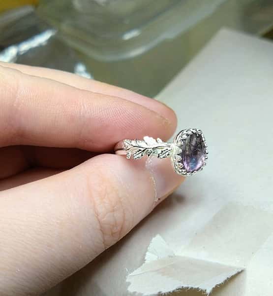 ring med lila spinell