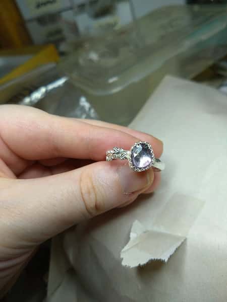 ring med lila spinell