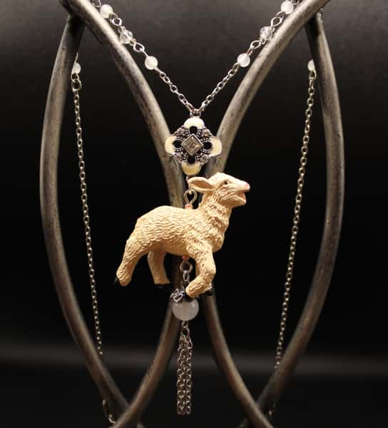 Halsband av återbruk – griskulting / lamm