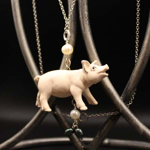 Halsband av återbruk – griskulting / lamm