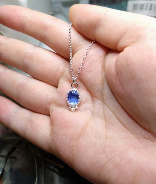 halsband med tanzanit