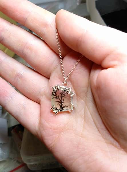 halsband med dendritisk kvarts