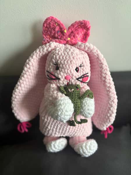 Rosa virkad kanin med sin lilla groda – handgjord mjukisdjur
