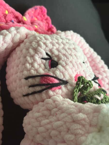Rosa virkad kanin med sin lilla groda – handgjord mjukisdjur