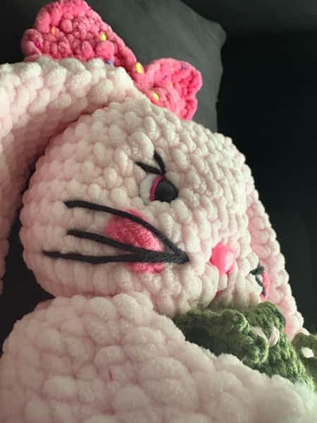 Rosa virkad kanin med sin lilla groda – handgjord mjukisdjur