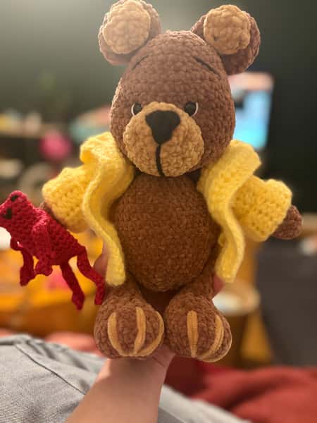 Brun björn med röd groda – virkad vänskap