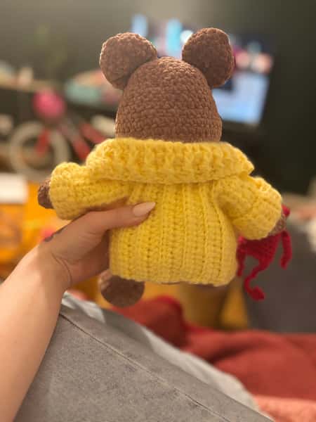 Brun björn med röd groda – virkad vänskap