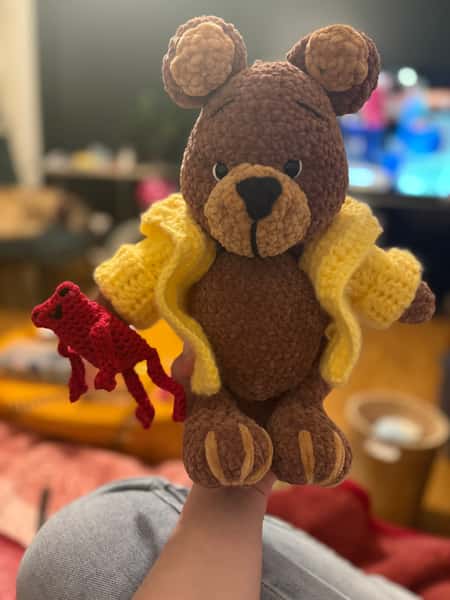 Brun björn med röd groda – virkad vänskap