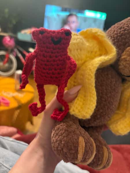 Brun björn med röd groda – virkad vänskap