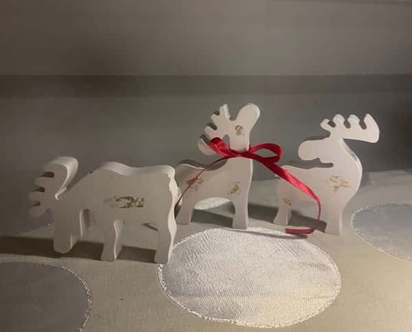 3 st vita älgar i stengips