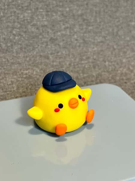 Söt skrivbordskompis – handgjord av polymerlera 🐥💛