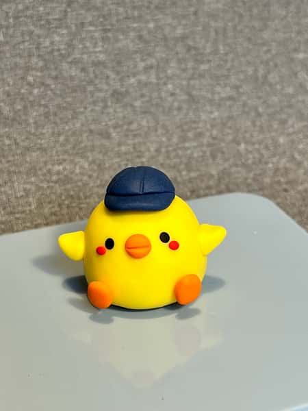 Söt skrivbordskompis – handgjord av polymerlera 🐥💛