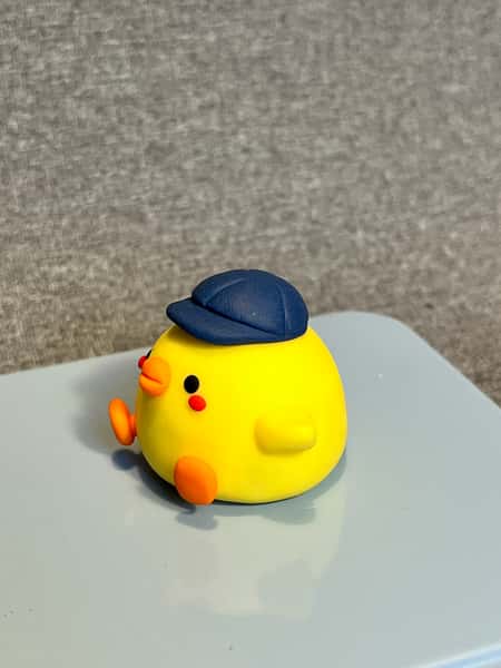 Söt skrivbordskompis – handgjord av polymerlera 🐥💛