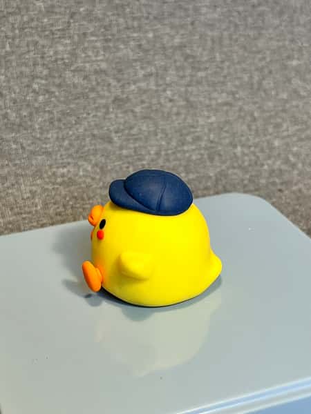 Söt skrivbordskompis – handgjord av polymerlera 🐥💛