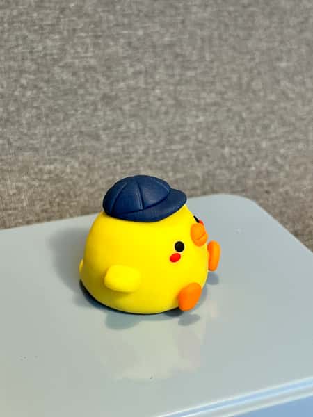 Söt skrivbordskompis – handgjord av polymerlera 🐥💛