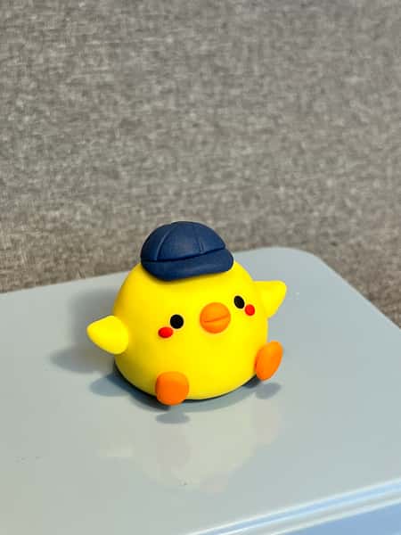 Söt skrivbordskompis – handgjord av polymerlera 🐥💛