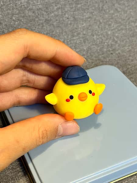 Söt skrivbordskompis – handgjord av polymerlera 🐥💛