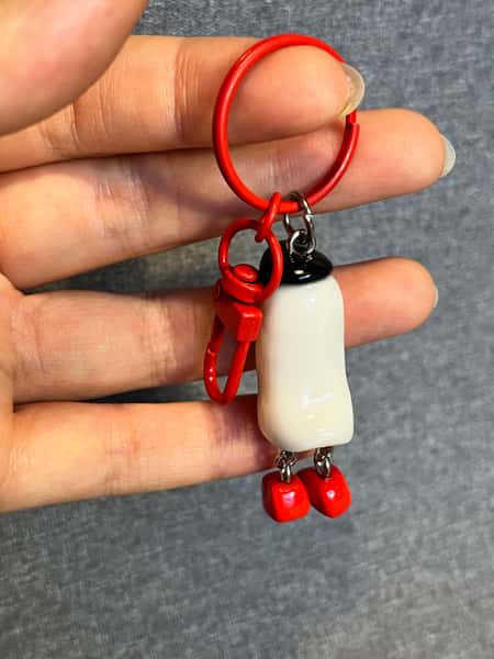 ✨ Handgjord söt nyckelring med figur i polymerlera och resin