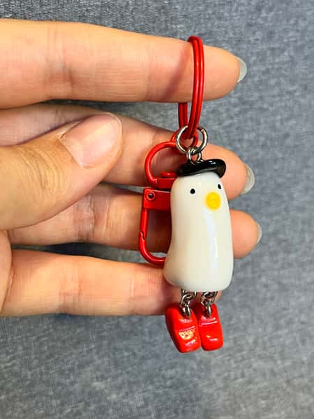 ✨ Handgjord söt nyckelring med figur i polymerlera och resin