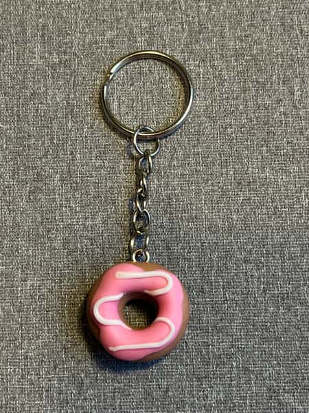 Söt donut-nyckelring – handgjord i polymerlera 🍩
