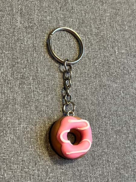 Söt donut-nyckelring – handgjord i polymerlera 🍩