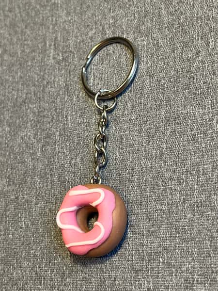 Söt donut-nyckelring – handgjord i polymerlera 🍩