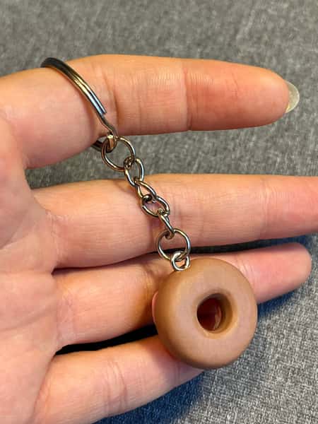 Söt donut-nyckelring – handgjord i polymerlera 🍩