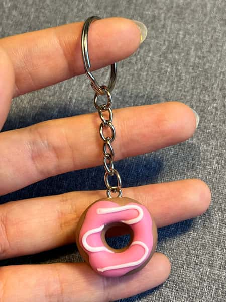Söt donut-nyckelring – handgjord i polymerlera 🍩