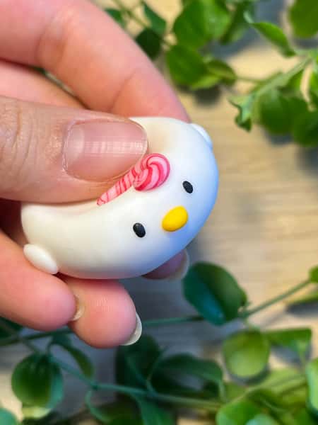 Handgjord oro-sten med polkakäpp – söt liten figur i polymerlera