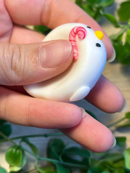 Handgjord oro-sten med polkakäpp – söt liten figur i polymerlera