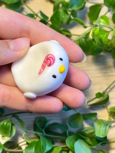 Handgjord oro-sten med polkakäpp – söt liten figur i polymerlera