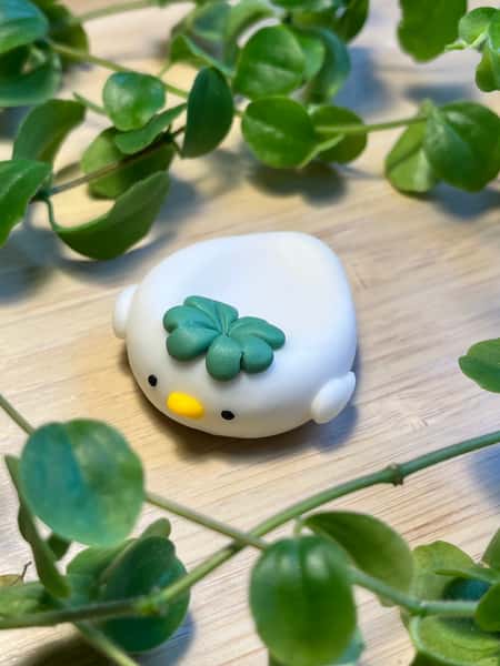 🍀 Handgjord oro-sten med fyrklöver – lyckobringande liten figur i polymerlera