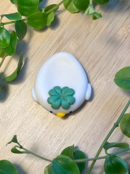 🍀 Handgjord oro-sten med fyrklöver – lyckobringande liten figur i polymerlera