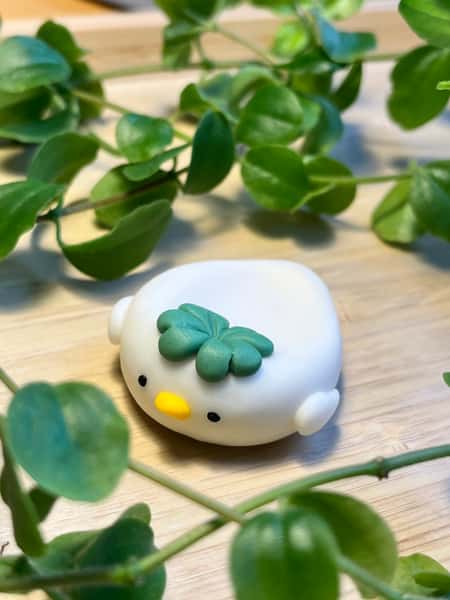 🍀 Handgjord oro-sten med fyrklöver – lyckobringande liten figur i polymerlera