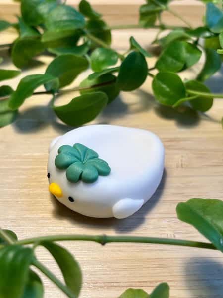 🍀 Handgjord oro-sten med fyrklöver – lyckobringande liten figur i polymerlera