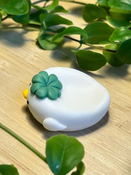 🍀 Handgjord oro-sten med fyrklöver – lyckobringande liten figur i polymerlera