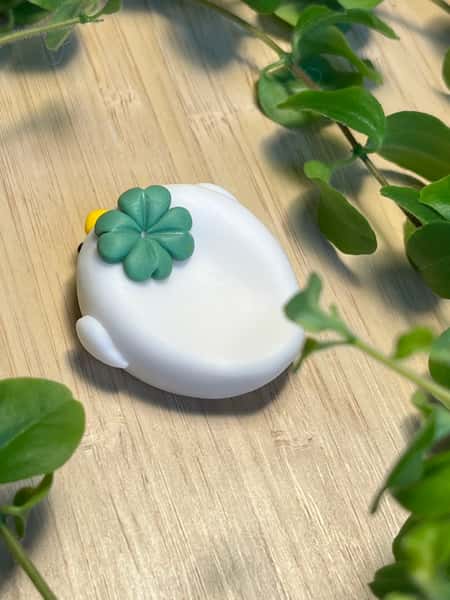 🍀 Handgjord oro-sten med fyrklöver – lyckobringande liten figur i polymerlera