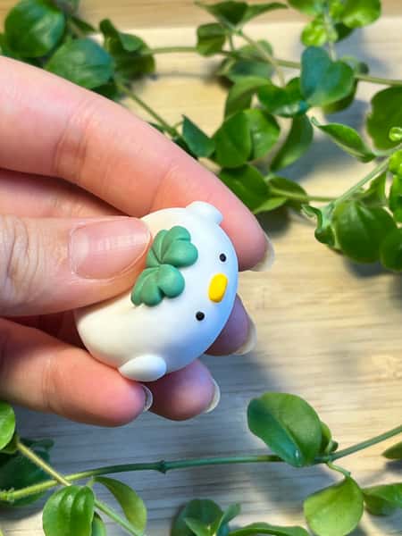 🍀 Handgjord oro-sten med fyrklöver – lyckobringande liten figur i polymerlera