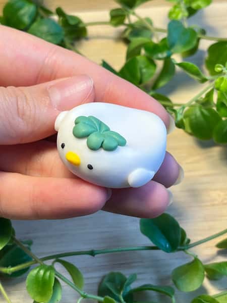 🍀 Handgjord oro-sten med fyrklöver – lyckobringande liten figur i polymerlera