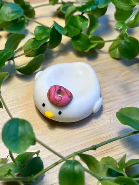 🍩 Handgjord oro-sten med munk – söt och lekfull figur i polymerlera