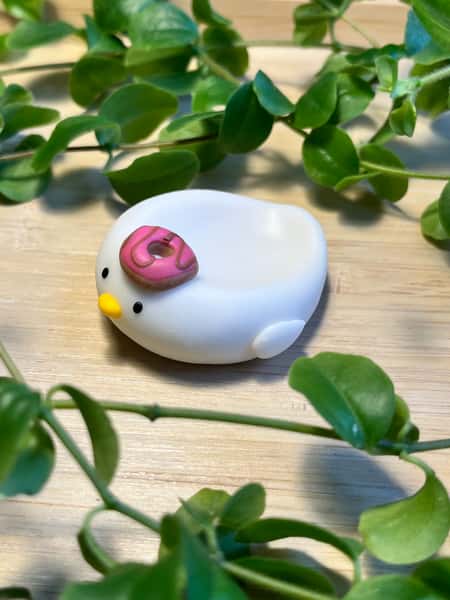 🍩 Handgjord oro-sten med munk – söt och lekfull figur i polymerlera