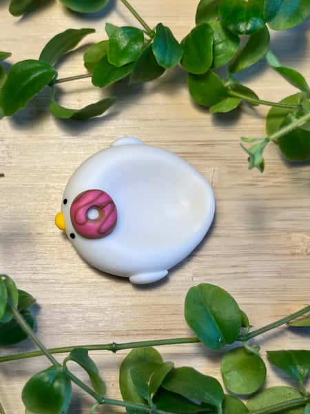 🍩 Handgjord oro-sten med munk – söt och lekfull figur i polymerlera