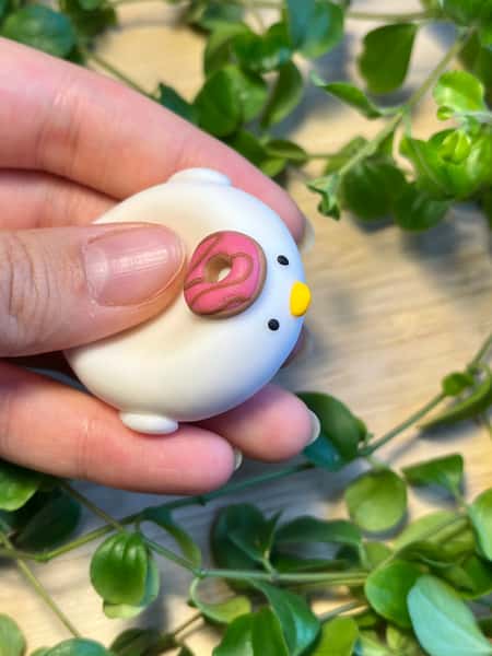 🍩 Handgjord oro-sten med munk – söt och lekfull figur i polymerlera