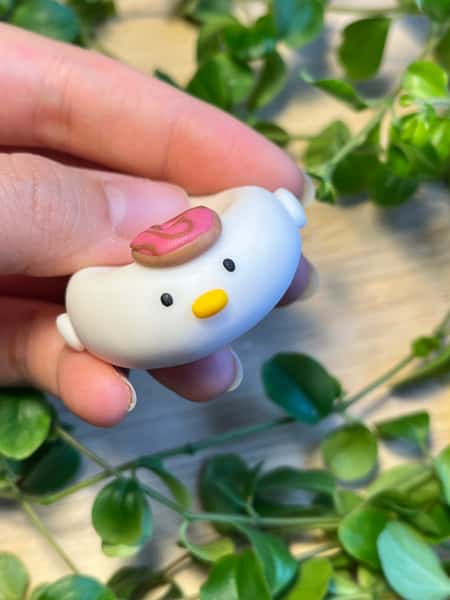 🍩 Handgjord oro-sten med munk – söt och lekfull figur i polymerlera