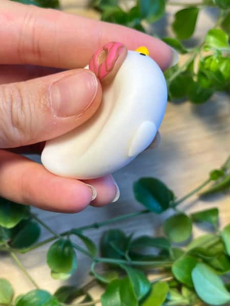 🍩 Handgjord oro-sten med munk – söt och lekfull figur i polymerlera